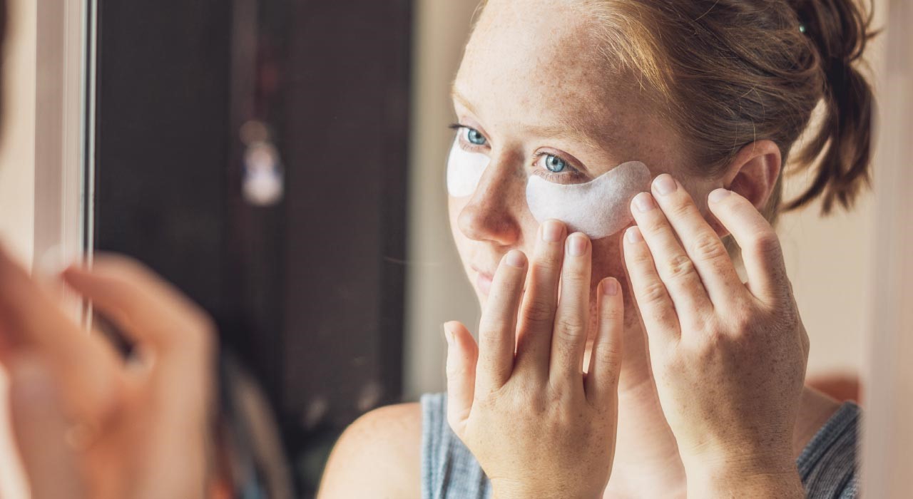 Frau trägt Skin Care Gesichtsmaske auf